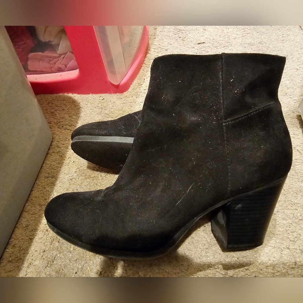 Cute pair of black ankle boots.